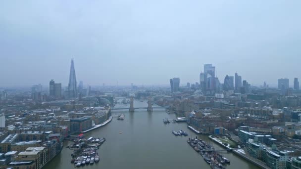 London Tower Bridge River Thames Foggy Day London United Kingdom — Vídeo de stock
