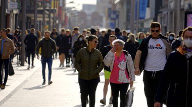 Kalabalık kalabalık kalabalık kalabalık bir yaya bölgesinde yürüyor - Grafton Caddesi Dublin - DUBLIN, IRELAND Şehri - 20 Nisan 2022