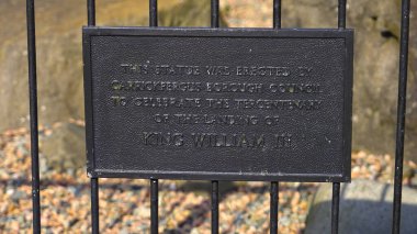 Belfast yakınlarındaki Crrickfergus Kalesi 'nde Kral III. William' ın heykeli. Seyahat fotoğrafçılığı.