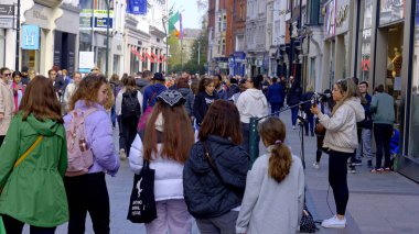 Sokak müzisyeni Grafton Street Dublin - sokak müzisyenleri için popüler bir yer - DUBLIN, IRELAND - 20 Nisan 2022