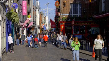 Dublin 'deki Tapınak Bar semti, şehirde popüler bir yerdir - Dublin, IRELAND Şehri - 20 Nisan 2022