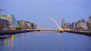 Dublin 'deki Liffey Nehri - seyahat fotoğrafçılığı - İrlanda seyahat fotoğrafçılığı