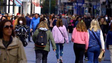 Kalabalık kalabalık kalabalık kalabalık bir yaya bölgesinde yürüyor - Grafton Caddesi Dublin - DUBLIN, IRELAND Şehri - 20 Nisan 2022