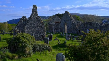 Antik Mezarlık ve Kuzey İrlanda 'daki bir kilisenin kalıntıları - İrlanda seyahat fotoğrafçılığı - İrlanda seyahat fotoğrafları