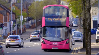 Belfast 'ta toplu taşıma - BELFAST, BİRLİK KINGDOM - 25 Nisan 2022