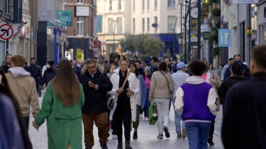 Kalabalık kalabalık kalabalık kalabalık bir yaya bölgesinde yürüyor - Grafton Caddesi Dublin - DUBLIN, IRELAND Şehri - 20 Nisan 2022