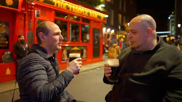 晚上在都柏林圣殿酒吧区喝酒的人 爱尔兰旅行摄影 — 图库照片