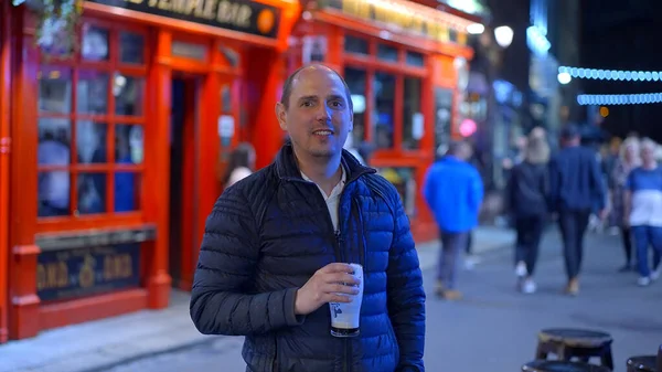 晚上在都柏林圣殿酒吧区喝酒的人 爱尔兰旅行摄影 — 图库照片