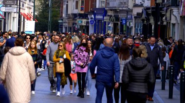 Kalabalık kalabalık kalabalık kalabalık bir yaya bölgesinde yürüyor - Grafton Caddesi Dublin - DUBLIN, IRELAND Şehri - 20 Nisan 2022