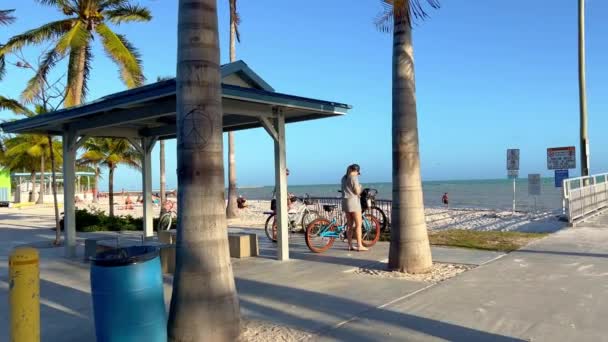 ヒッグスビーチはキーウェストでリラックスする人気のビーチと場所です キーウエスト フロリダ州 2022年2月20日 — ストック動画