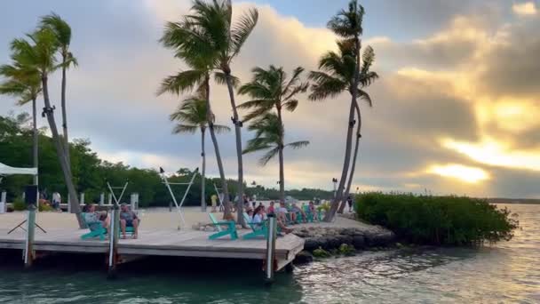 Slamorada Daki Bayside Marina Dinlenmek Günbatımının Tadını Çıkarmak Için Popüler — Stok video