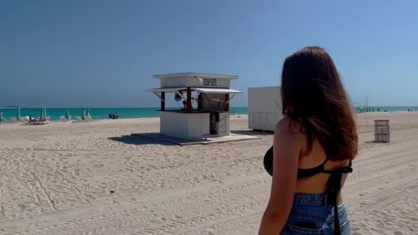 在迈阿密北部海滩的沙滩上漫步 2022年2月20日 佛罗里达州Miami — 图库视频影像