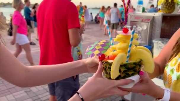 Коктейль Бар Улицах Уэста Продаются Коктейли Кокоса Ананаса Key West — стоковое видео