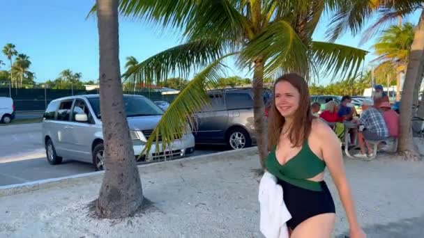 Молода Жінка Залишає Пляж Хіггса Після Ньому Купається Сонце Кей — стокове відео