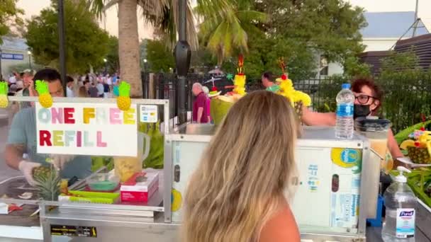 Bar Koktajlowy Ulicach Key West Sprzedający Koktajle Kokosowe Ananasowe Key — Wideo stockowe