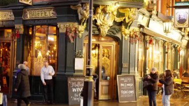 Tipik Londra İngiliz Pub 'ı - Londra, Birleşik KINGDOM - 20 ARALIK 2022