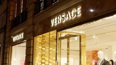 Londra 'daki Versace mağazası - Londra, Birleşik KINGDOM - 20 ARALIK 2022