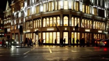 Londra Knightsbridge 'deki Burberry mağazası - LONDON, BİRLİK KINGDOM - 20 ARALIK 2022
