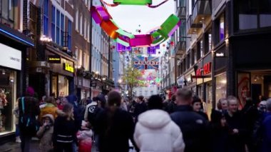 Londra 'da Noel Zamanı Harika Carnaby Caddesi - Ağır çekim klibi - LONDON, Birleşik KINGDOM - 20 ARALIK 2022