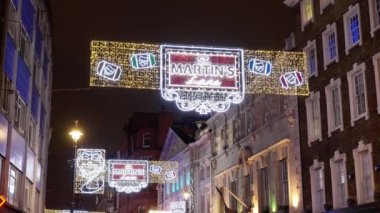 Noel zamanı Londra 'da St Martins Yolu - LONDON, Birleşik KINGDOM - 20 ARALIK 2022