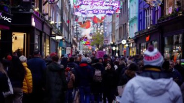 Londra 'da Noel Zamanı Harika Carnaby Caddesi - Ağır çekim klibi - LONDON, Birleşik KINGDOM - 20 ARALIK 2022