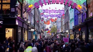 Londra 'da Noel Zamanı Harika Carnaby Caddesi - Ağır çekim klibi - LONDON, Birleşik KINGDOM - 20 ARALIK 2022