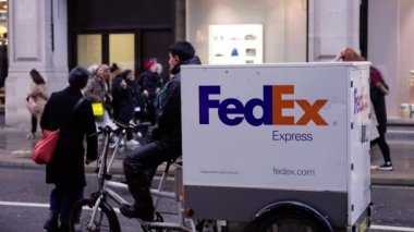 Bisikletli FedEx teslimatçısı London, BİRLİK KINGDOM 20 ARALIK 2022