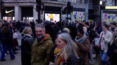 Londra Oxford Sirki, Londra 'da çok işlek bir yer. Yavaş çekim klibi. Londra, Birleşik Krallık - 20 Aralık 2022