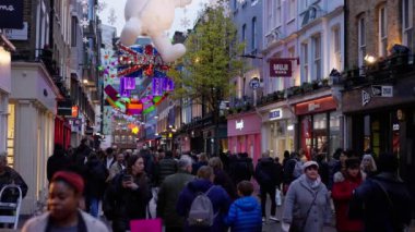 Londra 'da Noel Zamanı Harika Carnaby Caddesi - Ağır çekim klibi - LONDON, Birleşik KINGDOM - 20 ARALIK 2022