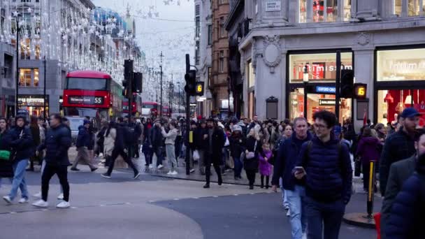 Multitud Personas Cruzando Calle Oxford Circus Clip Cámara Lenta Londres — Vídeo de stock