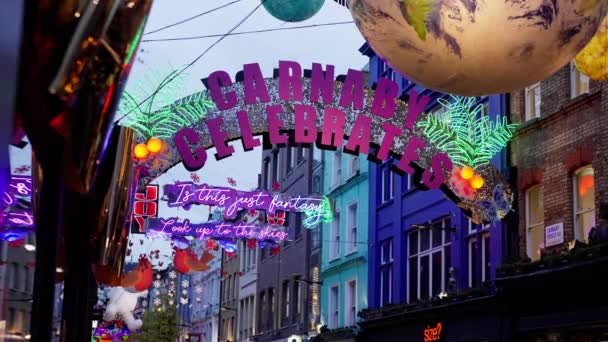 Carnaby Street Londonはクリスマスの時間に忙しい場所です ロンドン イギリス 2022年12月20日 — ストック動画