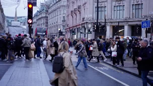 Foule Personnes Traversant Rue Oxford Circus Slow Motion Clip Londres — Video