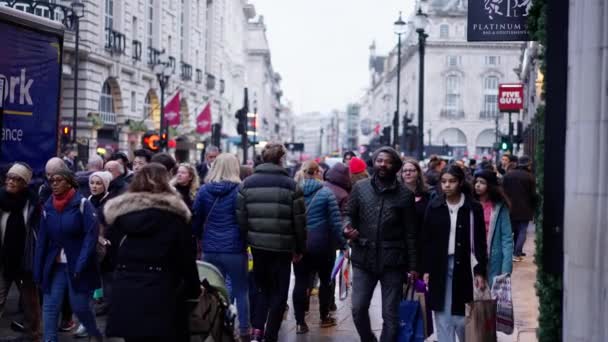 Masa Ludzi Spacerujących Ulicami Londynu Zwolnionym Tempie London Zjednoczone Królestwo — Wideo stockowe