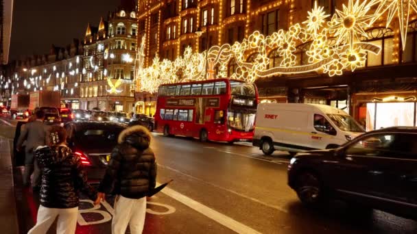 夜のナイツブリッジはロンドンの美しい場所です ロンドン イギリス 2022年12月20日 — ストック動画