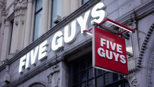 Restauracja Five Guys Burger Londynie London Zjednoczone Królestwo Grudnia 2022 — Wideo stockowe
