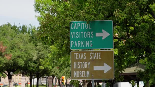 州都駐車場とテキサス州立歴史博物館への方向標識 旅行写真 — ストック動画