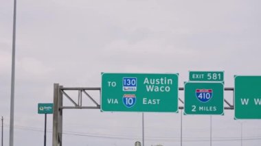 Otoyoldaki Austin ve Waco 'nun yön tabelaları. Seyahat fotoğrafçılığı.