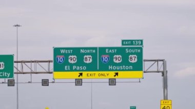 Otoyoldaki Houston ve San Jose 'nin yön tabelaları. Seyahat fotoğrafçılığı.