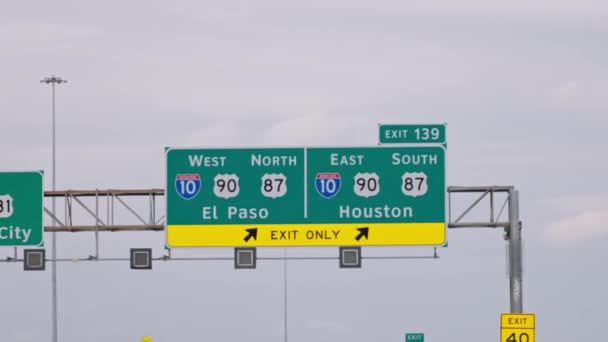 高速公路上通往休斯顿和圣何塞的方向标志 旅行摄影 — 图库视频影像