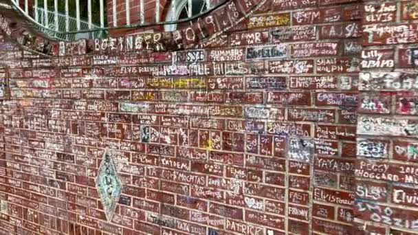 Wall Surrounding Graceland Memphis Καλύπτονται Από Γραπτά Των Οπαδών Του — Αρχείο Βίντεο