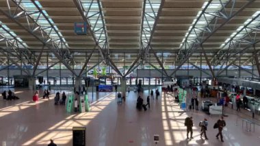 Hamburg Havaalanı Terminali - HAMBURG, GERMANY - 15 Mayıs 2022