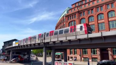 Hamburg 'da HVV tramvayı - HAMBURG, Almanya - 15 Mayıs 2022