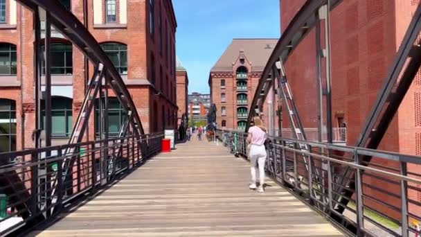 Hamburg Limanındaki Depo Bölgesinde Yürüyüş Hamburg Şehri Germany Mayıs 2022 — Stok video
