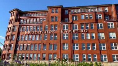 Hamburg 'daki Meyve Pazarı, adı Fruchthof HAMBURG, GERMANY - 14 Mayıs 2022