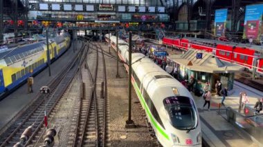 Hamburg Merkez İstasyonu - ana tren istasyonu - HAMBURG, Almanya - 14 Mayıs 2022