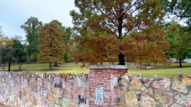 Wall Surrounding Graceland Memphis Γεμάτο Γραπτά Από Οπαδούς Του Elvis — Αρχείο Βίντεο