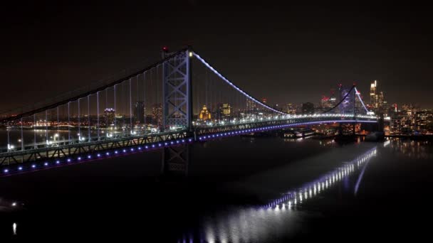 Πόλη Της Φιλαδέλφειας Τον Ben Franklin Bridge Βράδυ Drone Φωτογραφία — Αρχείο Βίντεο