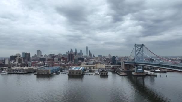 Erstaunliche Ben Franklin Brücke Über Den Delaware River Philadelphia Drohnenfotografie — Stockvideo