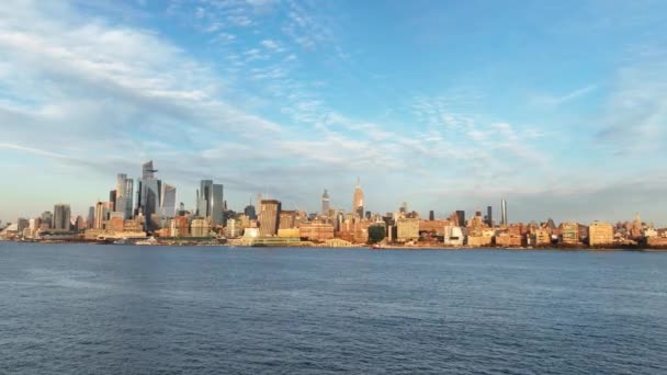 マンハッタンニューヨークのスカイラインを見下ろす空中写真 ドローン写真 — ストック動画