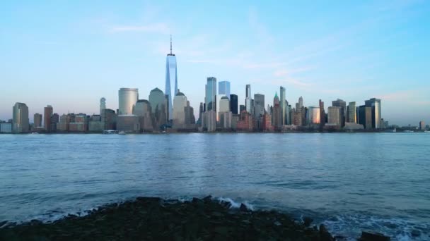 Guy Standing Waterfront Jersey City Watching Skyline Manhattan Drone Photography — Vídeo de Stock